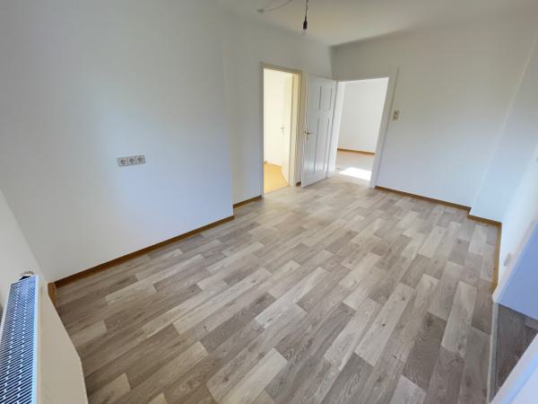 Vermietung 2Raum Wohnung Töpferweg 5 02923 Hähnichen mit Separate Küche, Stellplatz, Abstellkammer