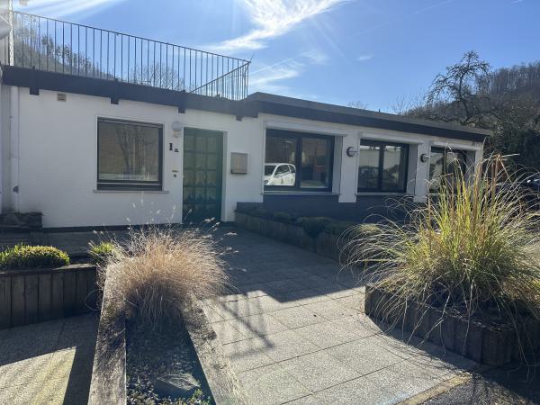 Vermietung Einfamilienhaus  Am Buscherberg 1a  58091 Hagen  mit DSL, Separate K&uuml;che, Stellplatz, Einbauk&uuml;che, Terrasse, Fu&szlig;bodenheizung, Abstellkammer, eigener Garten, Kamin