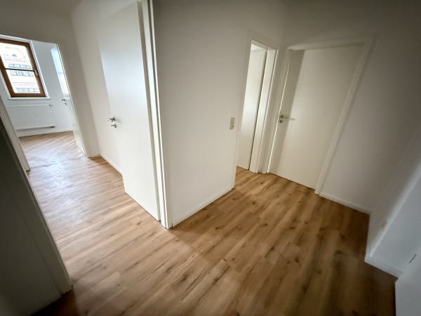 Vermietung 3Raum Wohnung Wilhelmsplatz 12  02826 Görlitz  mit DSL, Separate K&uuml;che, Stellplatz, Kabel TV, Fu&szlig;bodenheizung, Abstellkammer, Keller