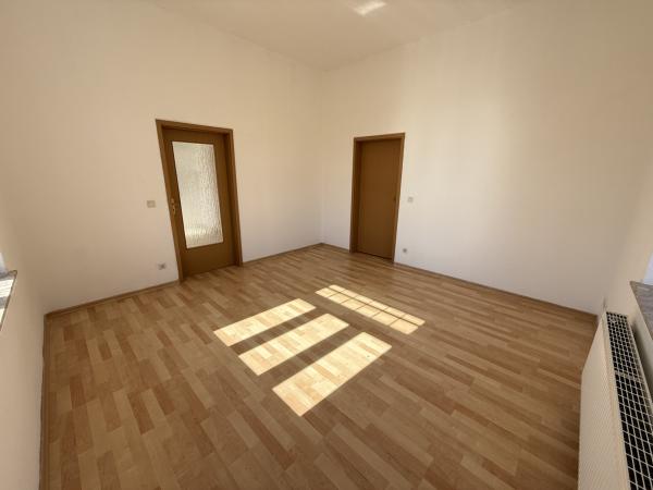 Vermietung 2Raum Wohnung Mittelstr 8  02894 Reichenbach   mit DSL, Separate K&uuml;che, Stellplatz, Einbauk&uuml;che, Keller