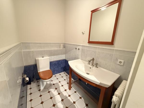 Vermietung 5Raum Wohnung JoliotCurieStr 9  02826 Görlitz  mit DSL, Separate K&uuml;che, Stellplatz, Einbauk&uuml;che, Kabel TV, Balkon, Terrasse, Fu&szlig;bodenheizung, Parkett, Abstellkammer, GästeWC, Dielenboden, Keller, Dachboden, Kamin